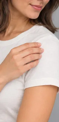 Fashion pose: Shoulder seam detail